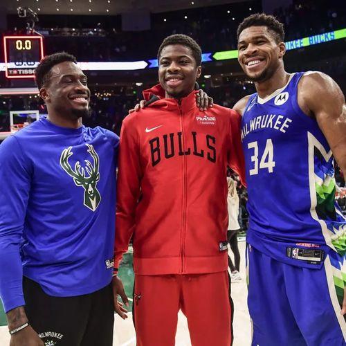 吃瓜篮球欧文图片,尽显巨星风范