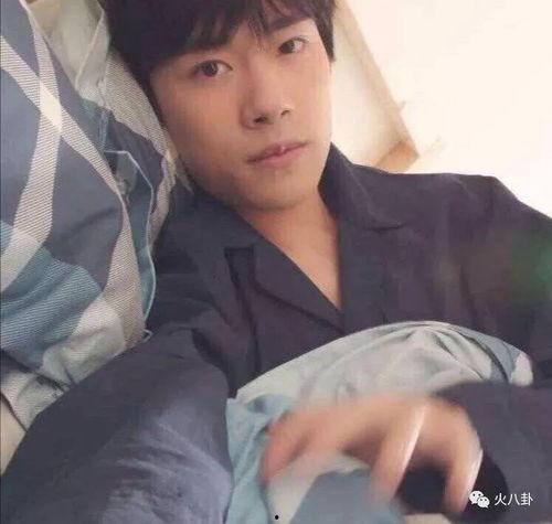 邓伦在北京吃瓜,意外捕捉都市生活趣味