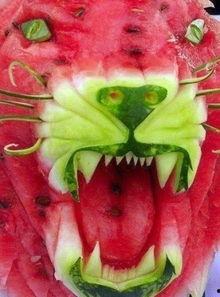 猛牛吃瓜,揭秘动物界的另类美食奇观