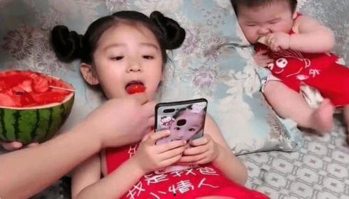 女儿吃爸爸的瓜,女儿吃爸爸的瓜，温馨瞬间感动人心