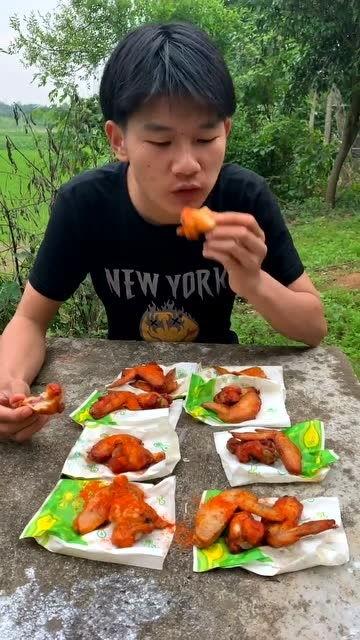 吃货挑战吃蜜瓜,蜜瓜盛宴的吃货冒险之旅