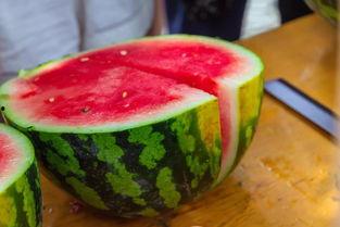 为什么要别人吃瓜,为何人们热衷于“吃瓜”——社交娱乐背后的心理动因