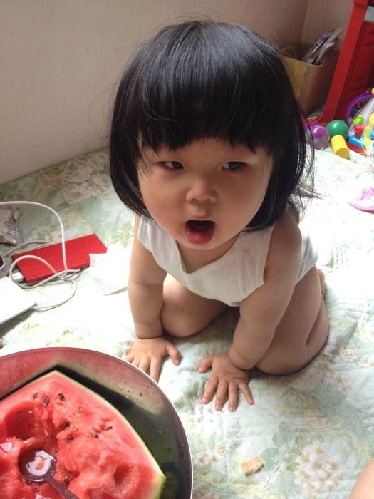 吃瓜的萌宝,揭秘宝宝世界里的趣味瞬间