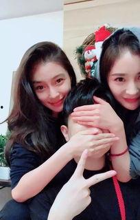 吃瓜的两闺蜜,共享八卦，共度欢乐时光