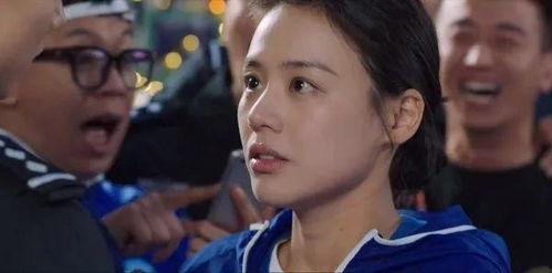 情侣接吻男子吃瓜,男子意外吃上神秘瓜果